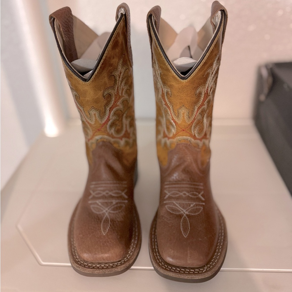 Like new, brown and tan Leather, Old West Boys/unisex Cowboy Boots🥾 size-9🥾